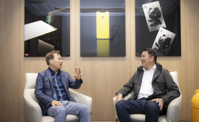 태국 금융지주회사 SCBx가 지난 1일 경기 성남시에 카카오뱅크 판교오피스를 방문해 카카오뱅크 경영진과 가상은행 합작 인가 추진 현황에 대한 회의를 진행했다. 윤호영(왼쪽) 카카오뱅크 대표이사와 아르시드 난다위다야 SCBX 대표이사가 이야기를 나누고 있다. [카카오뱅크 제공]